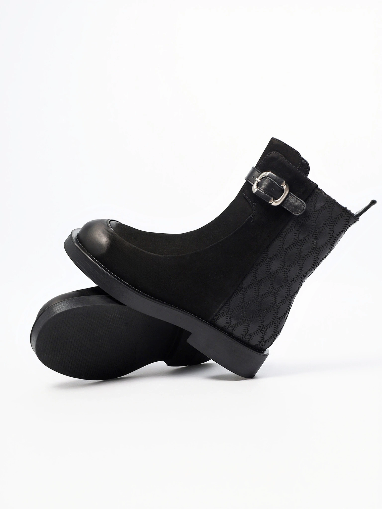 Ботинки комбинированные черного цвета на среднем каблуке